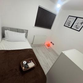 Single cosy room in family home-Wednesbury