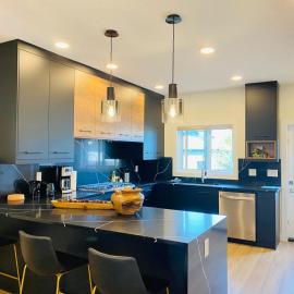 NEW Luxury Family Friendly Entire House Near Downtown WEM, 3 Bedrooms, hotell i Edmonton