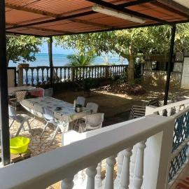 Villa Maraeroa PK 20,800 bord de mer – hotel w mieście Taputapuapea