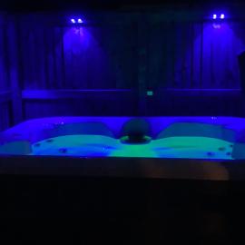 Romantic Country Cottage with Private Hot Tub, hotel em Rowde