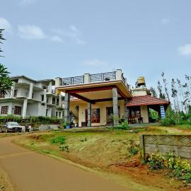 Sogadu Homestay - Full Villa, 4BH, Estate, Home Food, hotel in Sakleshpur