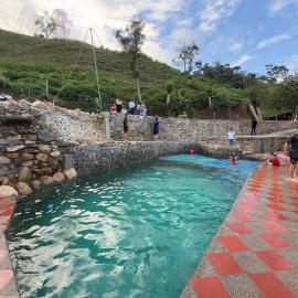 Cabaña con jacuzzi y piscina con agua de manantial