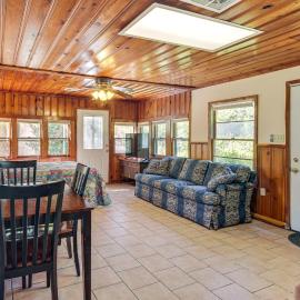 Trails On-Site! Pet-Friendly Lake Whitney Cottage, Hotel in Whitney