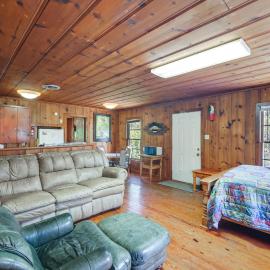 On-Site Trails! Cozy Whitney Cottage 2 Mi to Lake, Hotel in Whitney