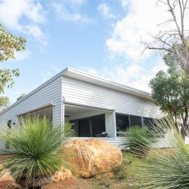 Solara Escape - Cozy & modern, fireplace, bush surrounds, hotel in Margaret River