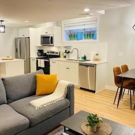 The Private Central Edmonton Suite - Comfortable & Fully-Equipped Basement Suite、エドモントンのホテル