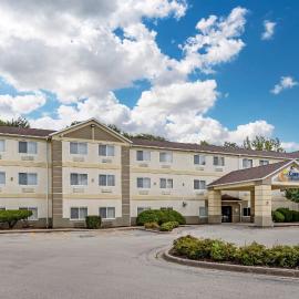 Comfort Inn & Suites East Moline near I-80، فندق في East Moline