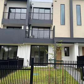 Sunny Nook Townhouse by Mooroolbark Train Stop Ground Floor Self Check-in, hotel in Mooroolbark