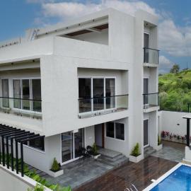 StayVista at Oriana Palms with Wifi and Pool, hotel in Igatpuri