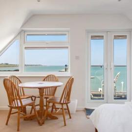 The Hamptons - Entire Seafront Property with Stunning Sunsets, hotel a Herne Bay