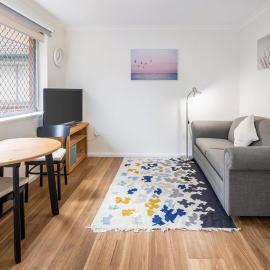 Yarralumla Apartment Stay Queen Bed and Sofa Bed Free Parking, hotel in Yarralumla
