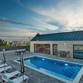 das Klet - Modern Family Villa near Zagreb with Heated Pool & Free Parking, hotel a Dugo Selo