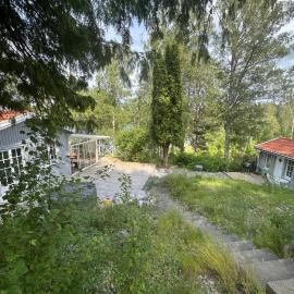 Åretrunt stuga med fiskebåt, hotell i Sundsvik