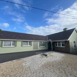 Entire Home with Hot Tub, hotel in Rosslare Harbour