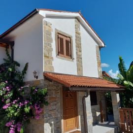 Istrska kamnita hiša z velikim vrtom - Istrian Stone House with Big Garden, hotel din Marezige