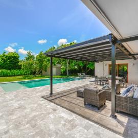 Family-Friendly 4BR House with Pool in Westchester Miami, ξενοδοχείο σε Tamiami