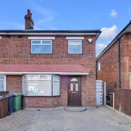 4 Bed - Sleeps 8 - Free Parking - Garden, hotel in Dagenham