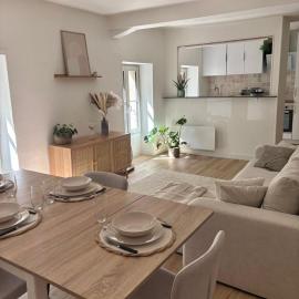 Le Cocon - Appartement avec salle de Cinéma, Hotel in Fontenay-le-Comte