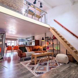 Garage Number 9 Private Urban Loft Apartment with Jacuzzi in Le Dorat, hotell sihtkohas Le Dorat