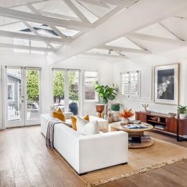 Iconic Venice Bungalow: 5-minute walk to beach, hotel in Los Angeles