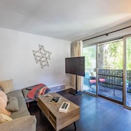 Tree-Lined Serenity Condo in Forest Park, Near Train & Madison St, hotel en Forest Park