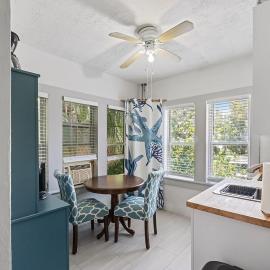 The Tarpon Flat Bright 1BR Downtown Retreat