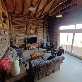 Mountain Top Barn retreat with View, hotel in Bodfish