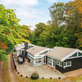 Luxury Oasis near Grena Strand-By Traum, Hotel in Glesborg