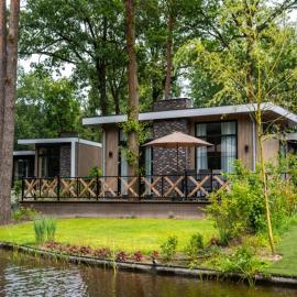 Modern Lakeview Cottage in Veluwe, hotel a Hoenderloo