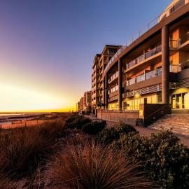 Oaks Glenelg Plaza Pier Suites, hotel en Adelaida