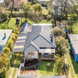 Spacious 3BR Katoomba Cottage King Bed, Fireplace, Child & Pet Friendly & Large Fully Fenced Backyard, hotel in Katoomba