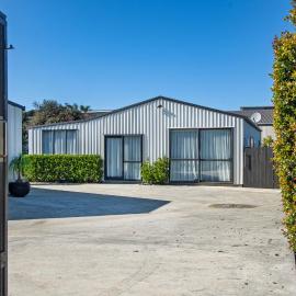 Sunnyside Spa Retreat - Mangawhai Holiday Home, hotel in Mangawhai