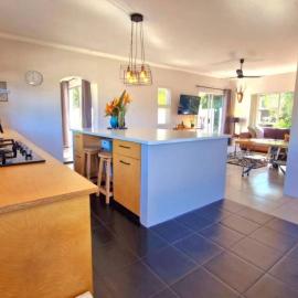 Immaculate self catering family home, hotel u gradu Džordž