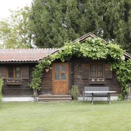 Gemütliche Blockhütte mit großem Garten