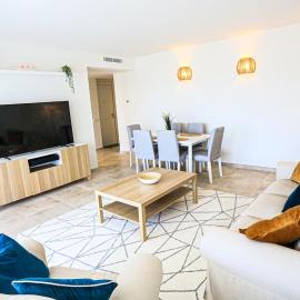 Penthouse apartment with pool next to beach & port
