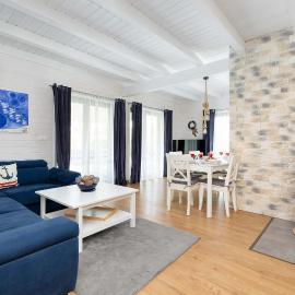Baltic Home Houses Zastań with Parking by Noclegi Renters, hotell sihtkohas Zastań