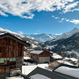 Chalet spacieux avec vue magnifique โรงแรมในSaint-Marcel