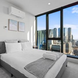 37th Floor Skyline Views with Hot Tub, Melbourne CBD 3BR, Heated Pool, Sauna, Gym, Sleeps 8