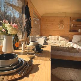 Glamping maringotka Máňa, מלון בTvrdkov