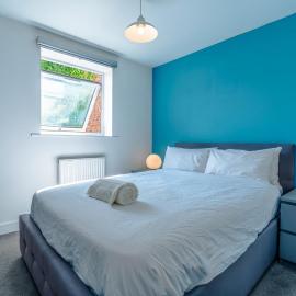 Pet friendly village flat with EV charging, hotel a Ludgershall