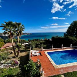 Villa Marietta, private pool villa with sea views and terrace, perfect for families and remote stays、アルムニェーカルのホテル