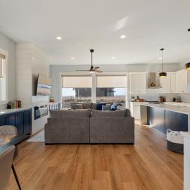 Brand-New Beach Retreat Hot Tub Sleeps 13, hotel in Westport