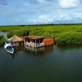 Maison flottante SWEET MALBALY - chambre double - vue imprenable sur mer- iles du saloum, hotel in Fatick