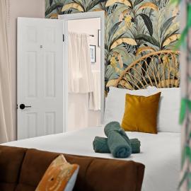 The Boho Jungalow - Private, HotTub, Downtown