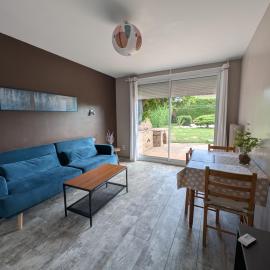 Appartement F2 rez-de-jardin, hotel em Sorbiers
