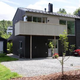Moderne hus - sentralt, rolig med gratis parkering