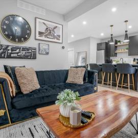 Sleek Brand New 1 Bedroom Condo - Downtown Luxury!, hotelli kohteessa Chatham