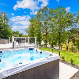Hot Tub, Office, Gas Firepit, and Peaceful!, ξενοδοχείο σε Lake Norman of Catawba