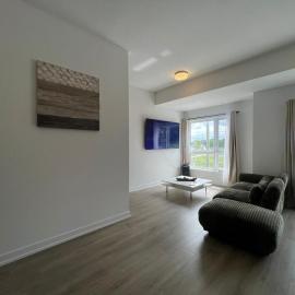 Stylish 2-Story Condo with Balcony, hotel i Kitchener
