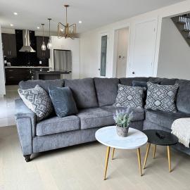 Modern Luxurious Stay, Hotel in Amherstburg